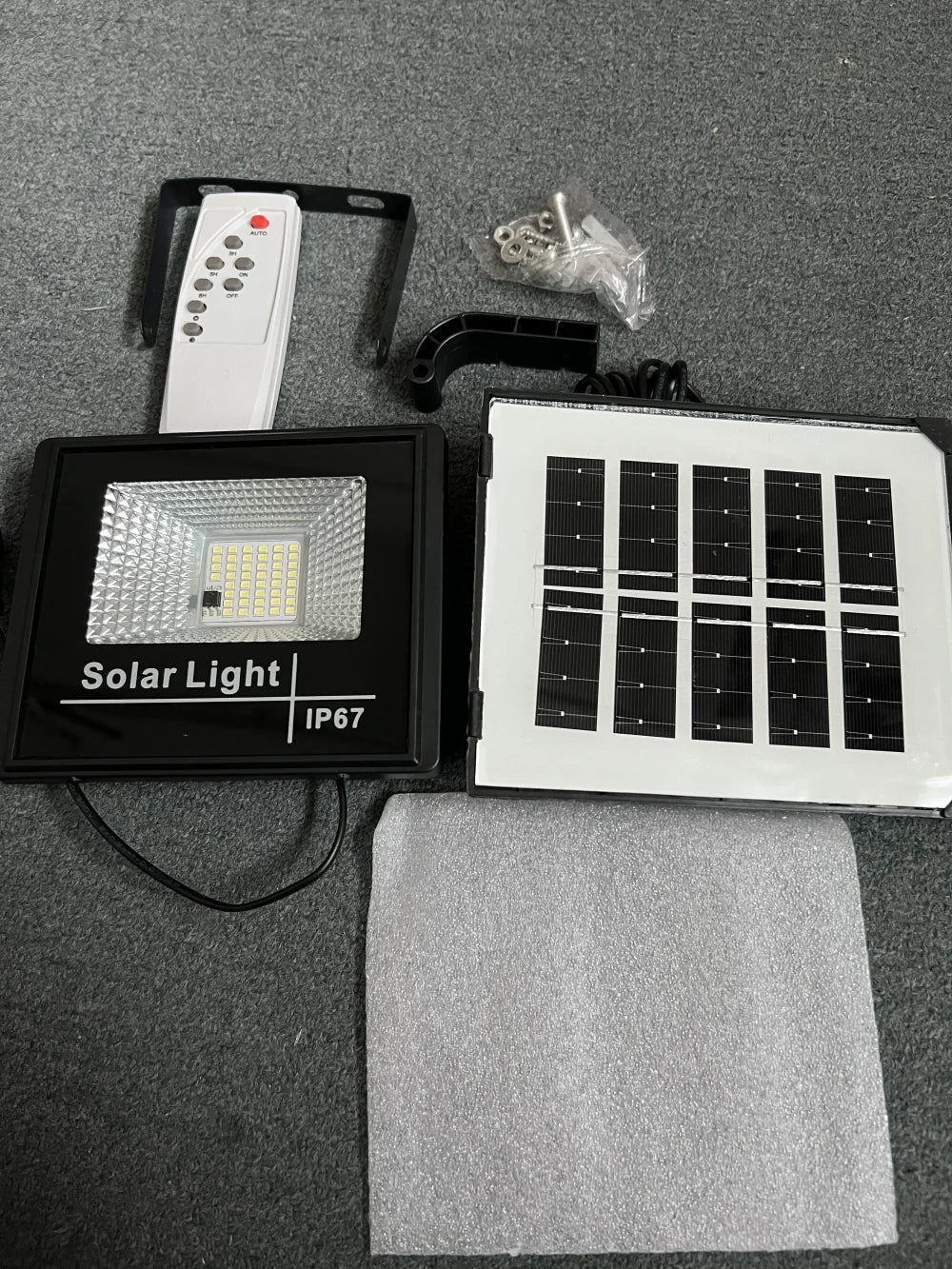 Foco Solar 30W IP67 con Control Remoto – Iluminación Solar para Exteriores
