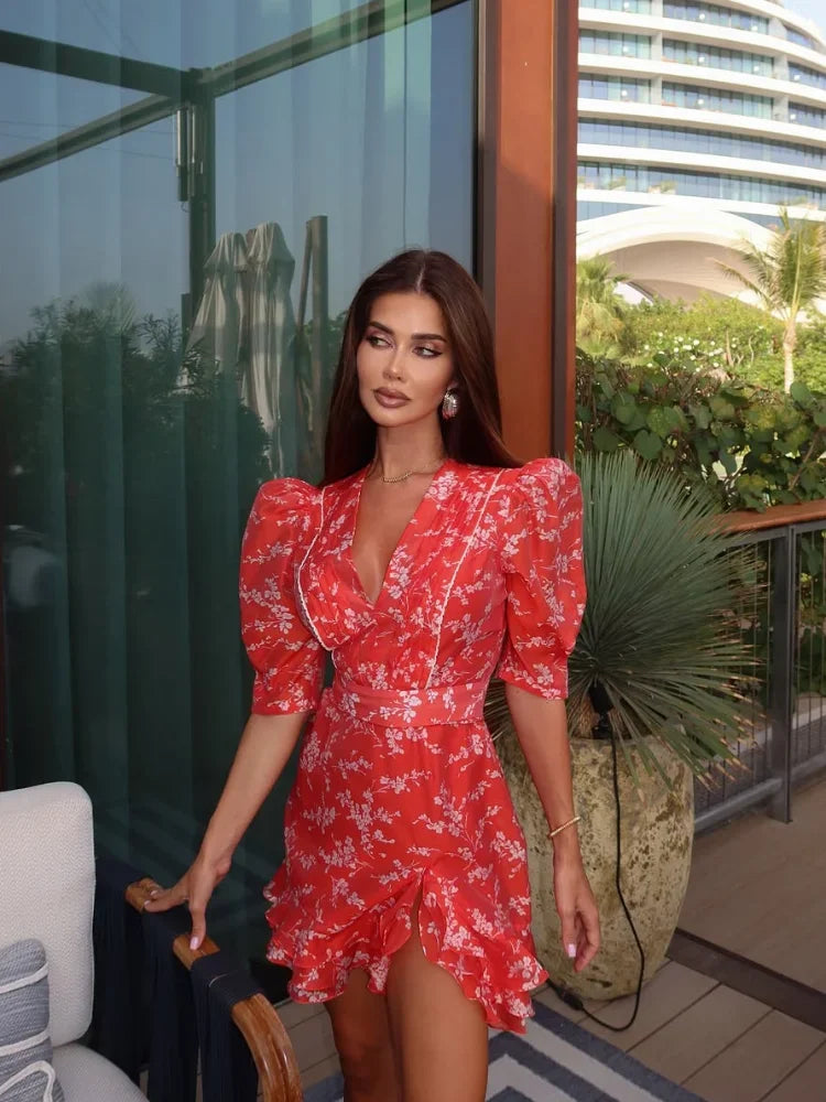 Vestido Mini Floral Rojo con Mangas Puff – V-neck y Abertura para Fiesta