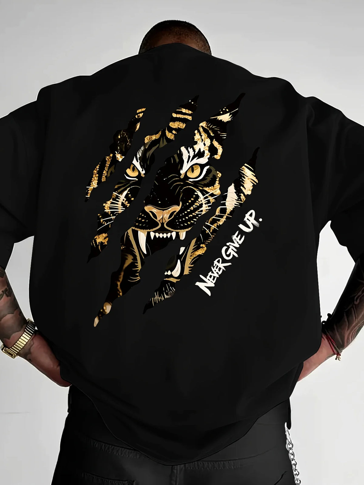 Camiseta de hombre de algodón 100% suave con estampado de garra de tigre "Never Give Up" (Nunca te rindas) de primera calidad. Perfecta para el estilo urbano veraniego y un look atrevido.