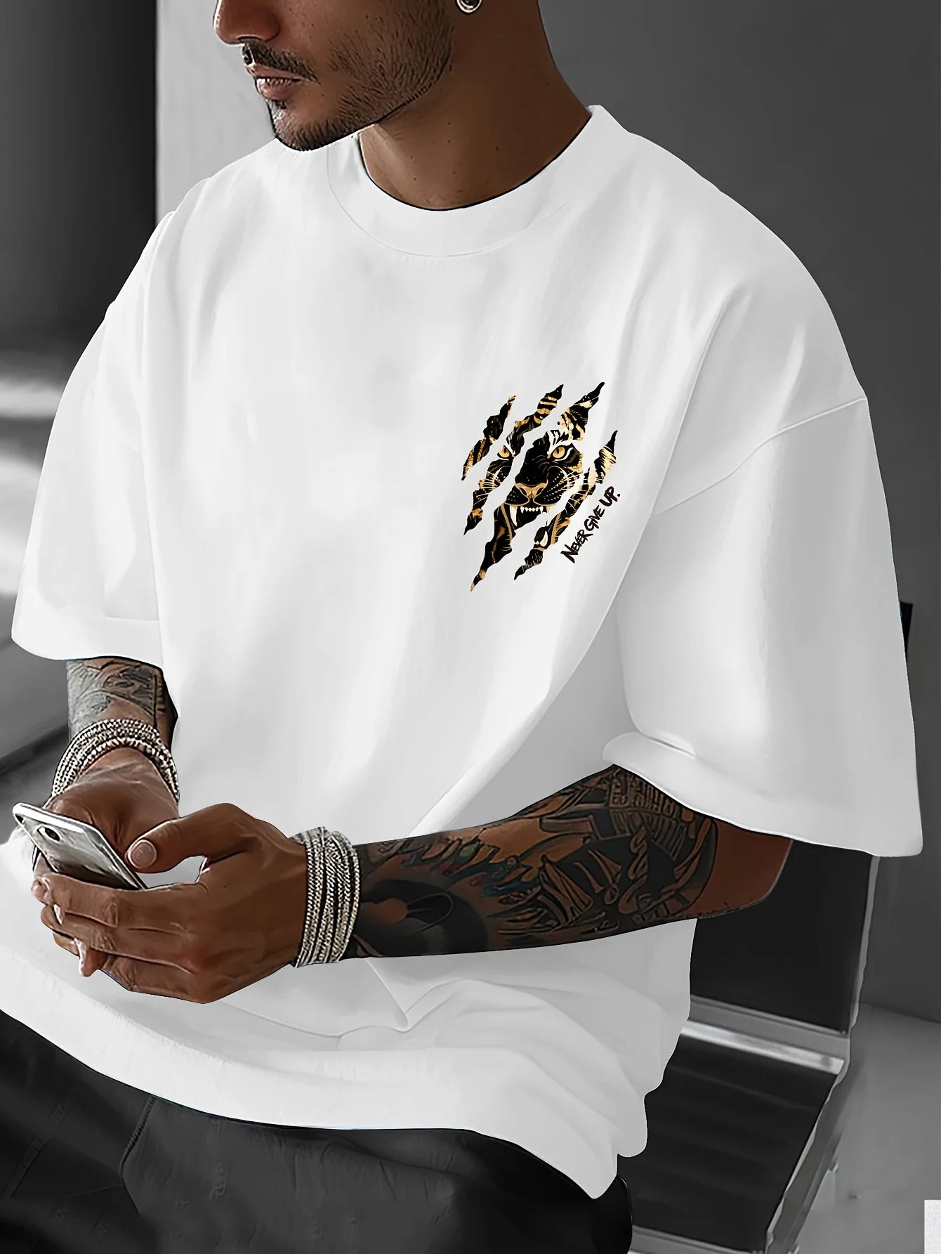 Camiseta de hombre de algodón 100% suave con estampado de garra de tigre "Never Give Up" (Nunca te rindas) de primera calidad. Perfecta para el estilo urbano veraniego y un look atrevido.