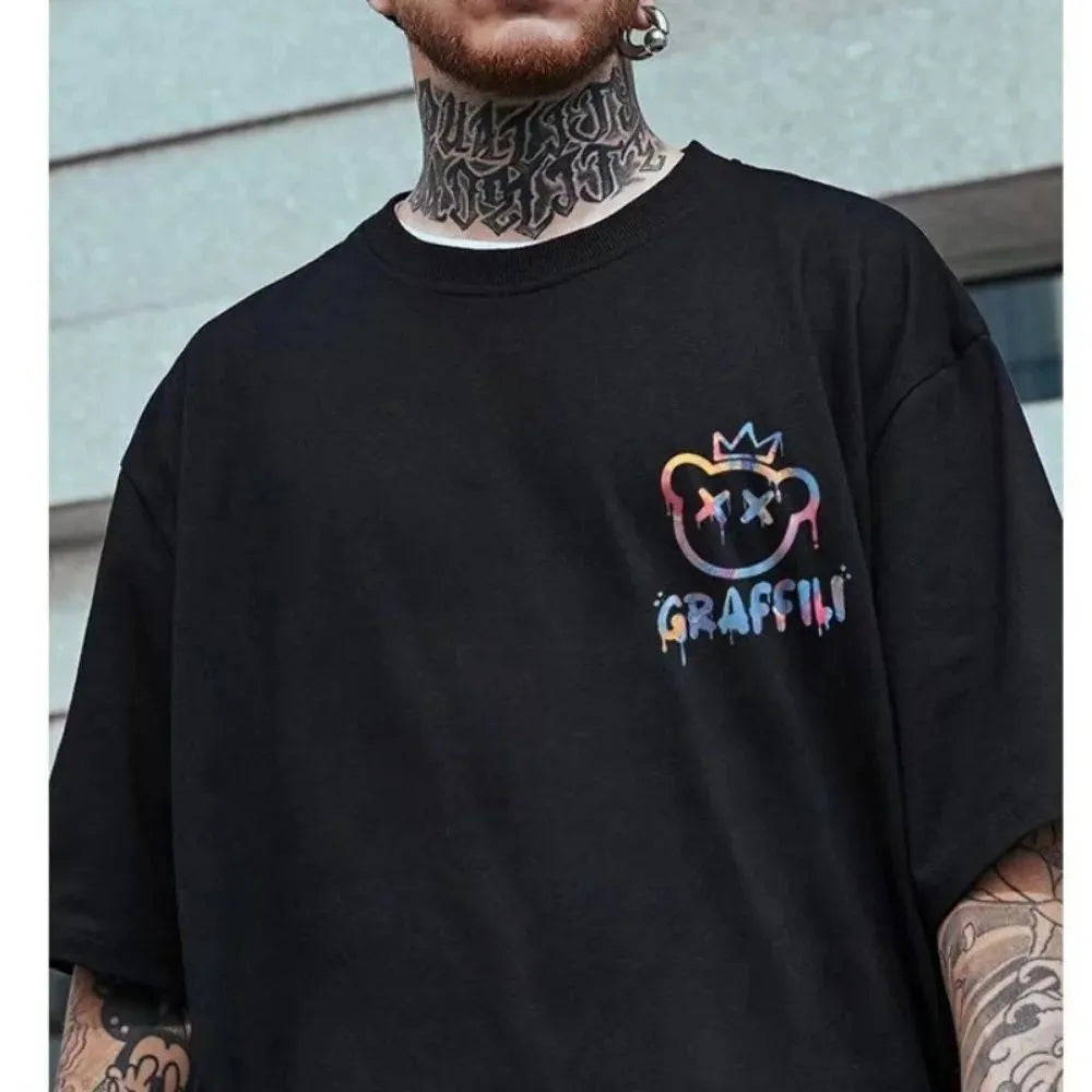 Nueva camiseta de verano para hombre con estampado colorido de osito de peluche y letras, cómoda y transpirable, cuello redondo, ideal para actividades al aire libre y para la calle.