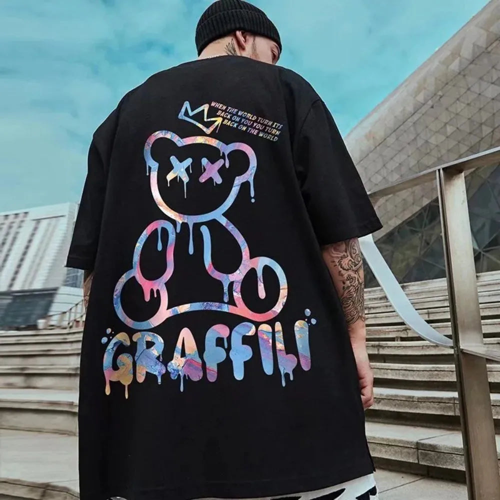 Nueva camiseta de verano para hombre con estampado colorido de osito de peluche y letras, cómoda y transpirable, cuello redondo, ideal para actividades al aire libre y para la calle.