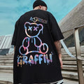Nueva camiseta de verano para hombre con estampado colorido de osito de peluche y letras, cómoda y transpirable, cuello redondo, ideal para actividades al aire libre y para la calle.