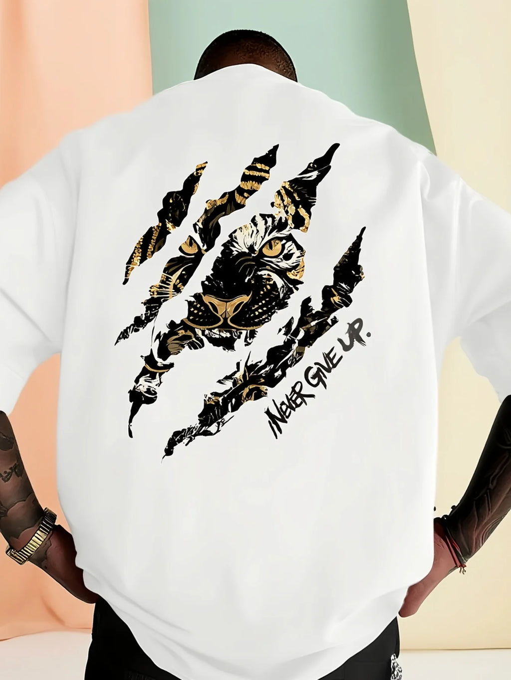 Camiseta de hombre de algodón 100% suave con estampado de garra de tigre "Never Give Up" (Nunca te rindas) de primera calidad. Perfecta para el estilo urbano veraniego y un look atrevido.