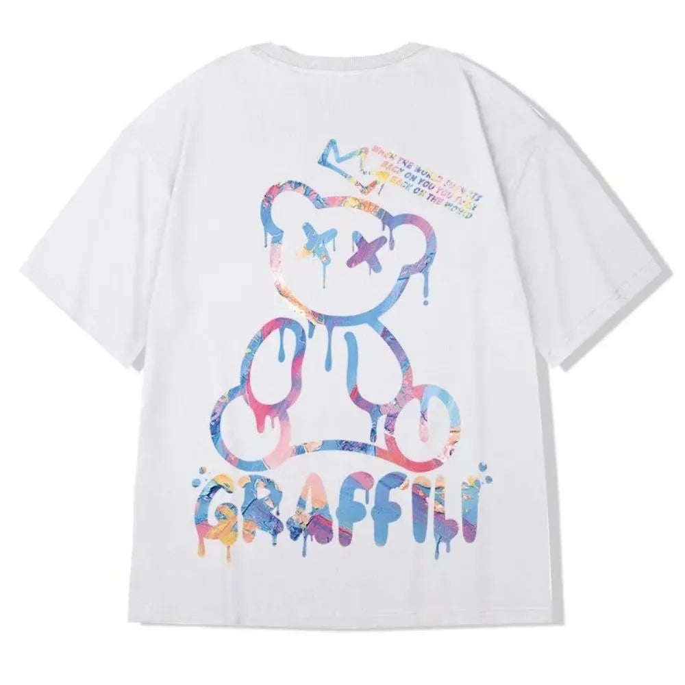Nueva camiseta de verano para hombre con estampado colorido de osito de peluche y letras, cómoda y transpirable, cuello redondo, ideal para actividades al aire libre y para la calle.