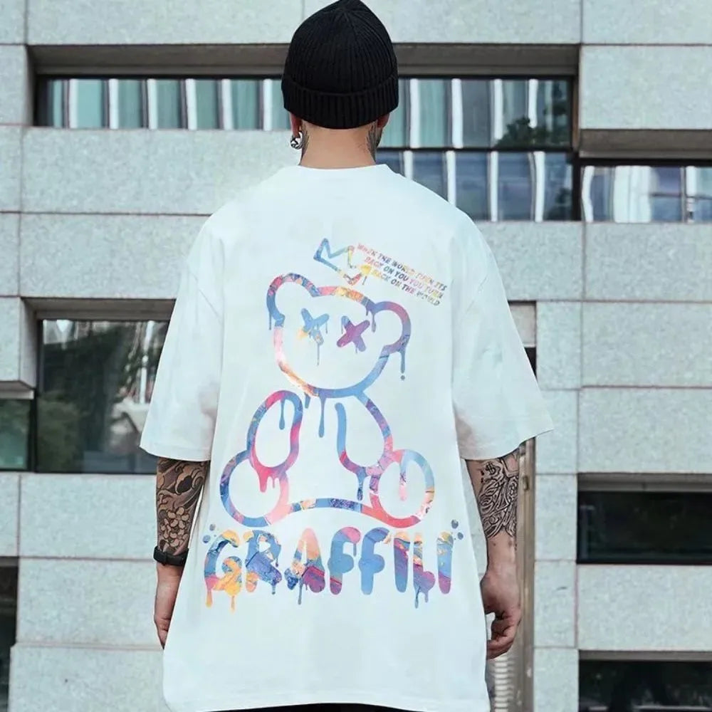 Nueva camiseta de verano para hombre con estampado colorido de osito de peluche y letras, cómoda y transpirable, cuello redondo, ideal para actividades al aire libre y para la calle.