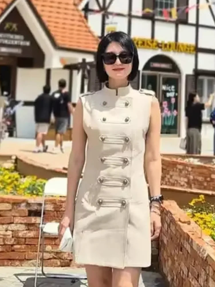 Vestido Mini Cuello Alto Doble Botonadura – Elegante para Oficina y Casual