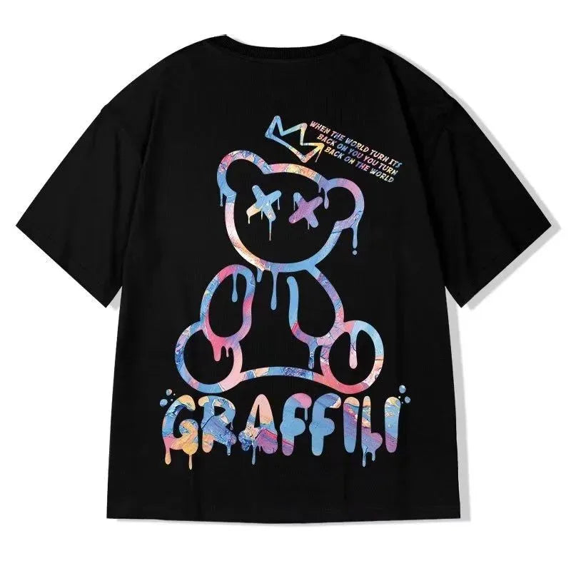 Nueva camiseta de verano para hombre con estampado colorido de osito de peluche y letras, cómoda y transpirable, cuello redondo, ideal para actividades al aire libre y para la calle.