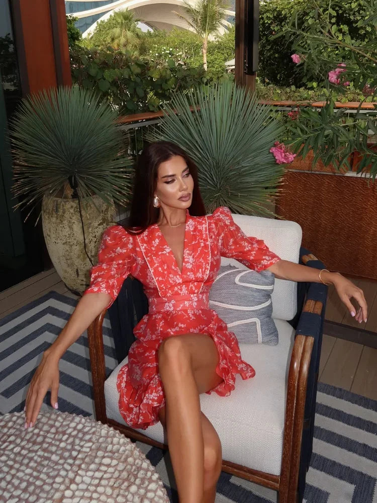 Vestido Mini Floral Rojo con Mangas Puff – V-neck y Abertura para Fiesta